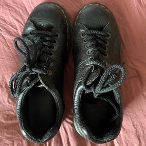 Gently worn size 8 ladies Oxford doctor martins. New pack of laces. #11864